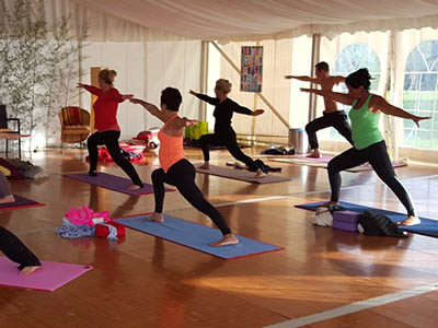 stage de yoga sous une tente dans le domaine du mas de la rivoire