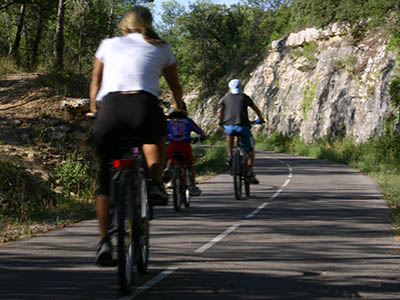 Famille à vélo sur la voie verte de Sommières (Gard)