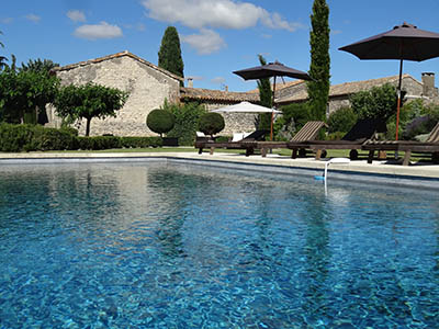 Piscine au pied des chambres d'hotes et des gites dans un ancien mas viticole