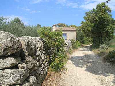 Mur en pierres seches au bord d'un chemin gardois