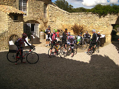 Groupe de cycliste au départ des chambres d'hotes du Mas de la Rivoire (gard)