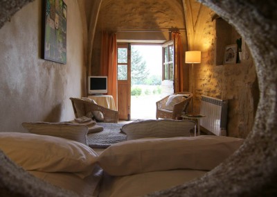 chambres d'hôtes dans une ancienne chapelle dont la porte donne sur un jardin