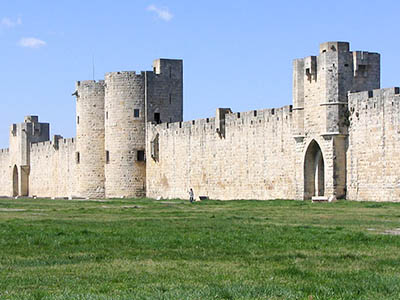 La ville d’Aigues Mortes aux portes de la Camargue