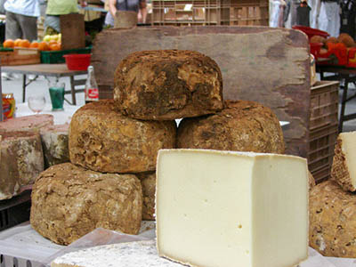 Fromage vendu sur un marché provençal