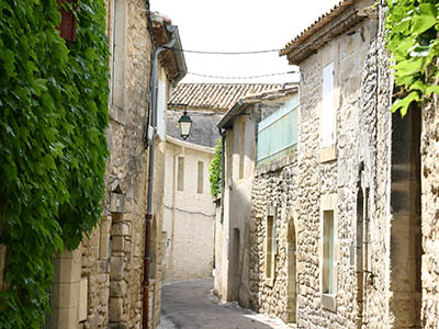 Rue du village de Villevieille dans le gard