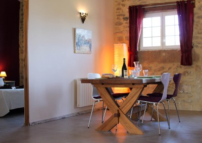 Table et chaises dans le séjour du gîte "Le Vignoble" du Mas de la Rivoire