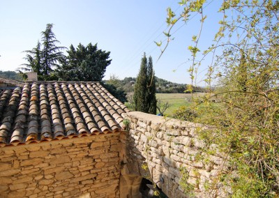 Vue sur un champ depuis un gîte du gard (sud de la france)